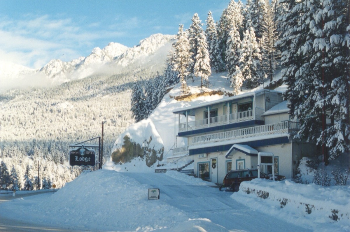 Misty River Lodge / Radium International Hostel