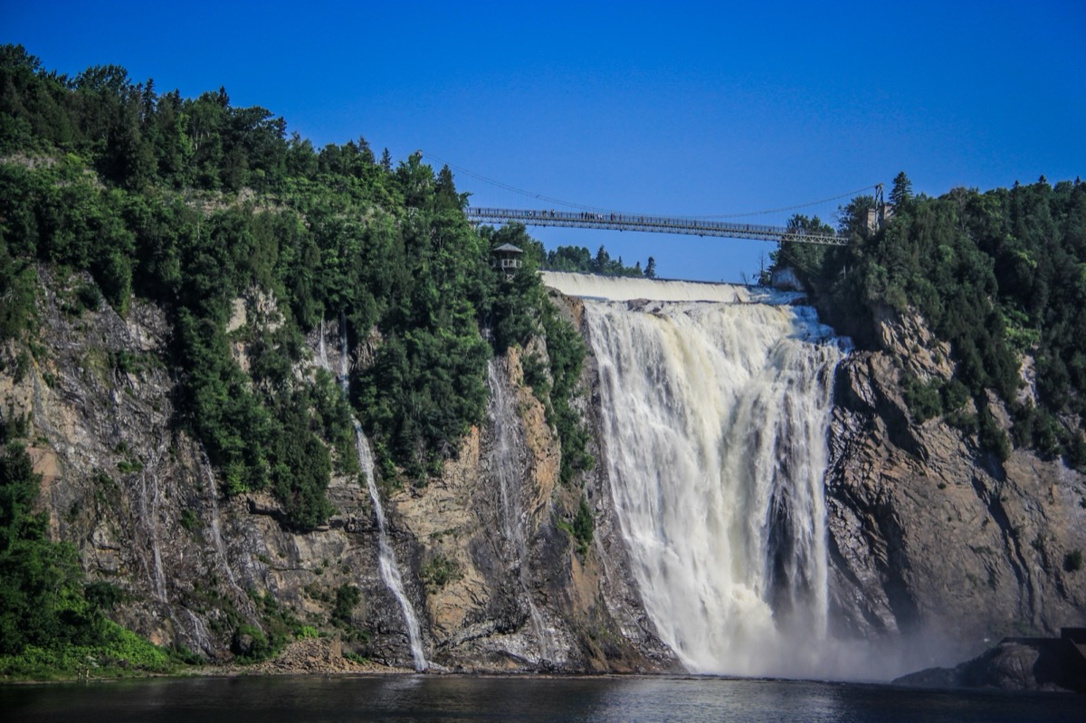 quebec hostels